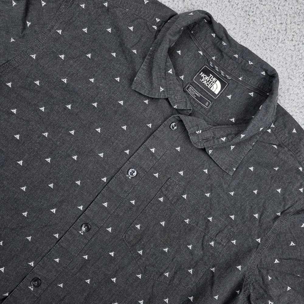 The North Face Mens XL Short Sleeve Button Up Shirt Gray Triangle tent print